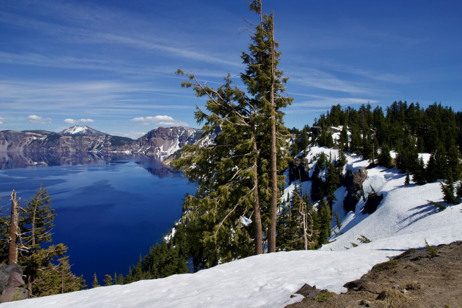 Take home these cozy, romantic lodge decor ideas from Crater Lake