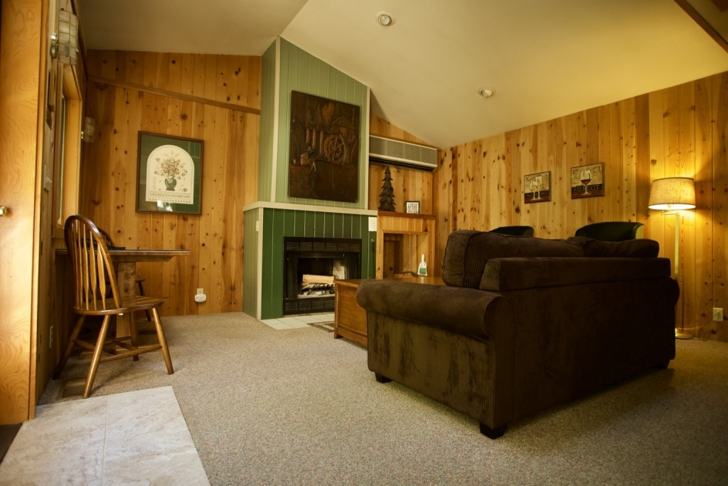 https://mojotraveler.com/blog/wp-content/uploads/2021/07/Oregon_CraterLake_SteamboatInn_GuestRoom-1024x683.jpeg